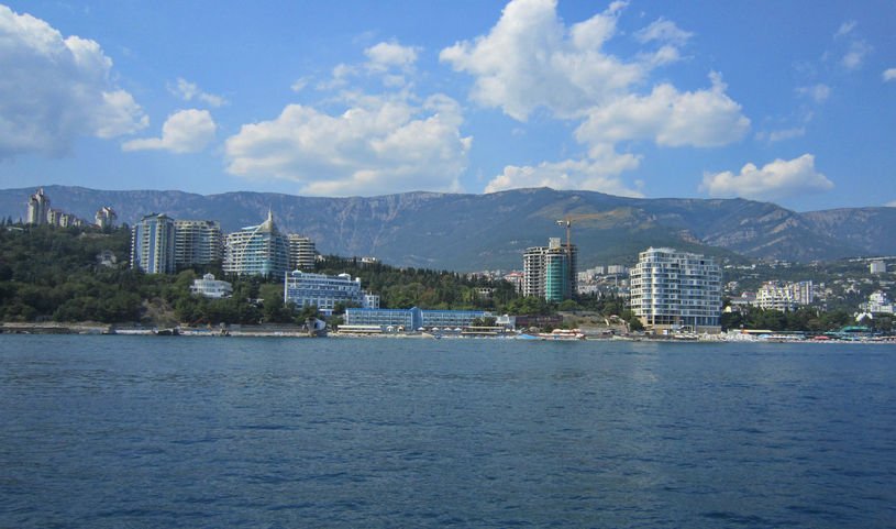 Веб ялта. Приморский парк Ялта вид с моря. Ялта Приморский район. Ялта Приморский район фото. Ялта Приморский край фото.